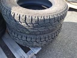 2 Pneus NOKIAN LT225/75R16 hiver, usagés