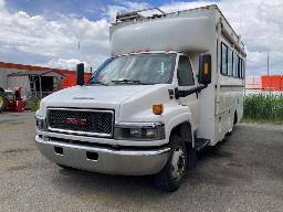 2004, GMC C5500, CAMION À 6 ROUES    AMÉNAGÉ  AVEC GÉNÉRATRICE