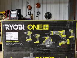 Lot d'outils RYOBI GNEX: Perceuse 1/2, clés à choc 1/4, scie circulaire 5''1/2, scie alternative, ... neufs