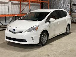 2013, TOYOTA PRIUS V, AUTOMOBILE    HYBRIDE