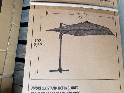 Parasol excentré avec lumières solaires à DEL toile graphite, 102'' de haut toile 141'', neuf