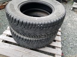 2 Pneus LT275/65R18 hiver à clous