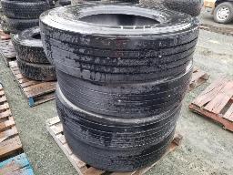 4 Pneus MICHELIN 275/80R22.5 pour motorisé