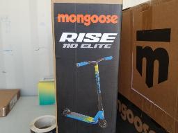 MONGOOSE 110 ELITE-2 Trottinettes bleues et jaunes, neuves