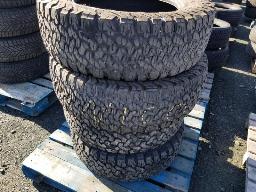 2 Pneus LT275/60R20 usagés et 2 pneus LT265/70R17 usagés