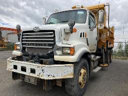 2009, STERLING LT9500, CAMION À 10 ROUES    BENNE