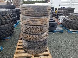 6 Pneus 225/70R19.5 avec jante variés