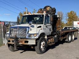 2007, INTERNATIONAL 7400, CAMION À 10 ROUES    PLATE-FORME, GRUE