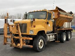 2002, INTERNATIONAL 5500, CAMION À 10 ROUES    ÉPANDEUR, AILE,