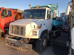 2004, FREIGHTLINER FL80, CAMION À 6 ROUES    BENNE,