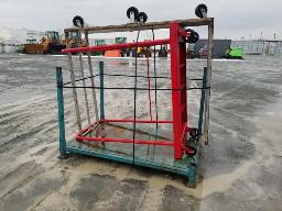 2 Chariots industriels sur roues et une plateforme