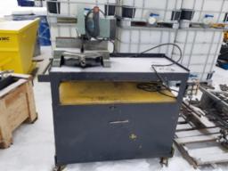 2 Articles: scie à métal DELTA et table de travail en métal sur roues