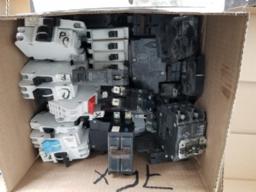 75 disjoncteurs de modèles variés