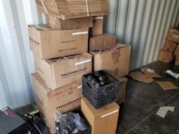 Lot de environ 532 bouteilles variées (8 oz, 16 oz, 1 litre, 4 oz), bouchons, contenant clair et couvercles (environ 554), boite en carton environ QTÉ 21-9x9x5 et QTÉ 19-13x10x15) (valeur 900$)