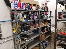 2 Étagères avec leurs contenu: batteries moto, bougies moto, filtres moto et plus