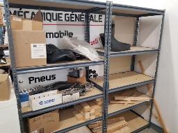 2 Étagères avec leur contenu: pièces de HARLEY