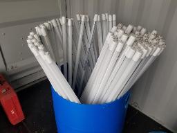 Environ 150 néons T8, 110 volts, 4 pi