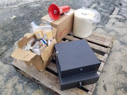 Lot de pièces électriques, 2 coffres avec ventilateur et serrure, rouleau de pellicule de plastique