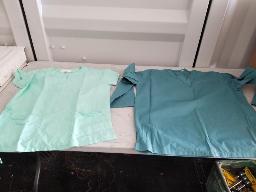 75 morceaux d'uniforme de travail variés: santé-esthétique ( sarraus, pantalons et chemises)