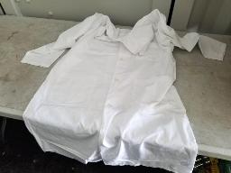 75 morceaux d'uniforme de travail variés: santé-esthétique ( pantalons, chemises et sarraus)