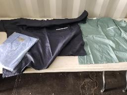 100 morceaux d'uniforme de travail variés: santé-esthétique ( t-shirt et chemises)