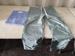 100 morceaux d'uniforme de travail variés: santé-esthétique ( pantalons et chemises)