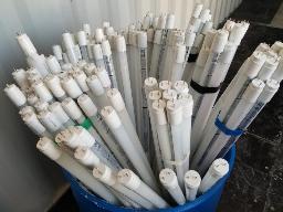 Environ 150 néons T8 48'' au LED , 110 volts,