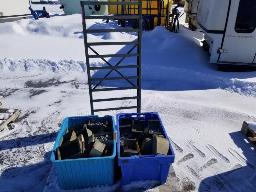 Support et casier à boulon avec son contenu