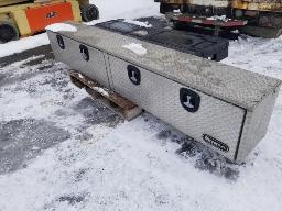 Une boite en aluminium 8'x12''x16'' et une boite pour camionnette