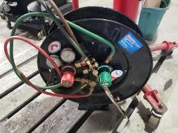 Dévidoir avec boyau pour torche à souder, cadran, torche à couper