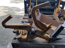 Une Agrafeuses à plancher de bois franc BOSTITCH et un agrafeuse pour pieces