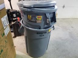 2 Poubelles brutes de RUBBERMAID