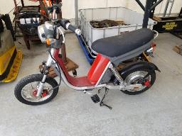 Drome, lot d'articles de bureau, cellier avec vitre cassée, scooter électrique et plus