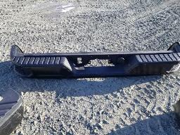 Un pare choc arrière de GM, 2 pares chocs arrière modèle inconnus