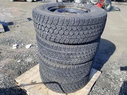 4 Pneus TOYO OPEN COUNTRY LT265/70R17, sur jante, hiver 8 nuts