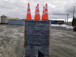 250 Cônes 28'' de haut base 14''x14''