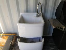 Évier utilitaire avec armoire de rangement et robinet