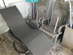 3 Chaises bercante extérieure, petit BBQ, parasol, 2 boites à fleurs