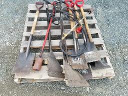 Lot de pelles, grattoir, torche à propane