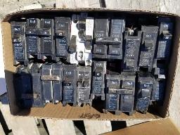 Environ 65 disjoncteurs de modèles variés