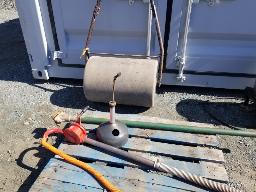 Un rouleau déboucheur d'égout, pompe à fuel manuelle, plieur à tuyau