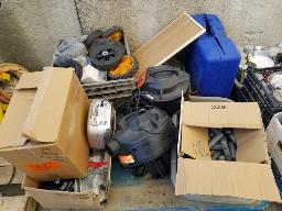 Lot varié: peinture, produits variés, roues et plus