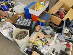 Lot varié: vis, marettes , chaine décorative, petit casier