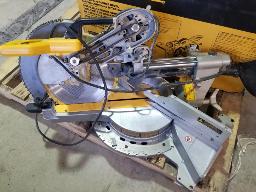 DEWALT Scie à onglet usagée coulissante et à système d biseautage double