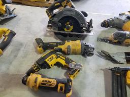 Lot d'outils DEWALT sans batterie 20 volts et 60 volts