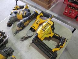 Lot d'outils DEWALT sans batterie 20 volts et 60 volts