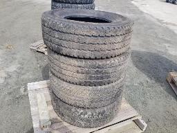 4 Pneus 265/70R17 de 2 modèles différents