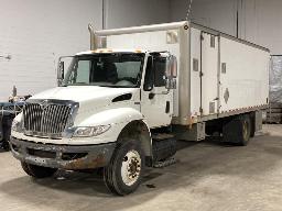 2009, INTERNATIONAL 4400, CAMION-CUBE À 6 ROUES    MONTE-CHARGE
