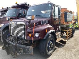 2010, FREIGHTLINER M2 106, CAMION À 6 ROUES    ÉPANDEUR., LAME