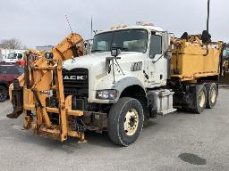 2011, MACK GU713, CAMION À 10 ROUES    BENNE ASPHALE, AILE